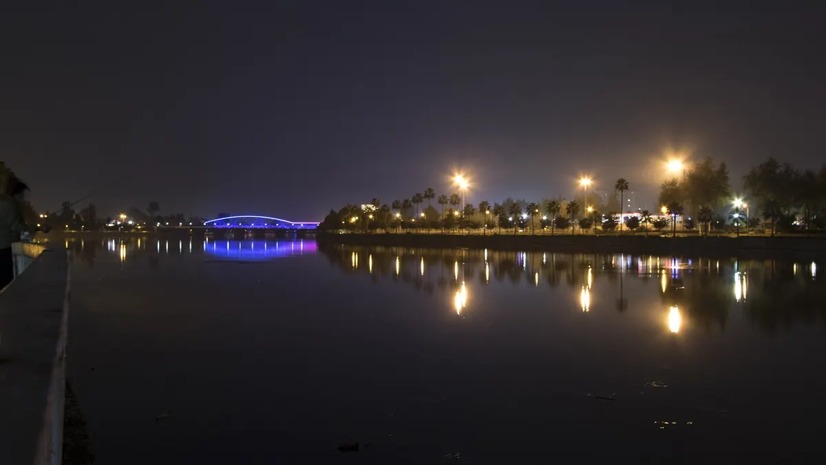 Gece ışıklandırılmış Demirköprü, Adana