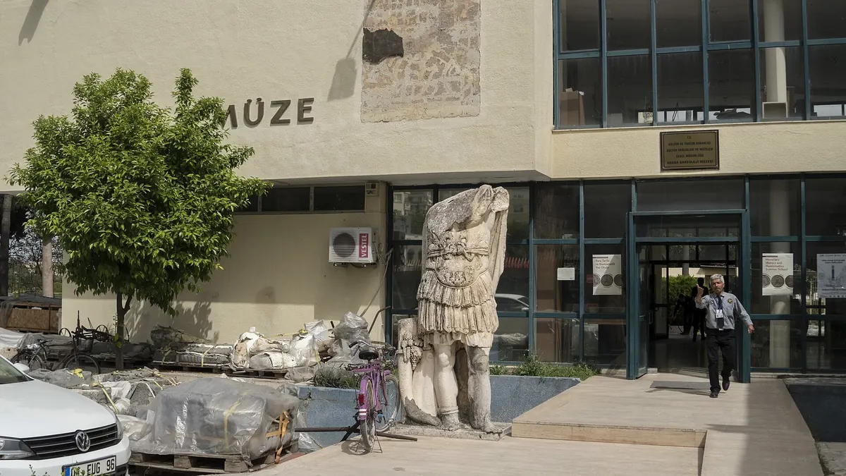 Adana’da müze girişi ve tarihî heykel