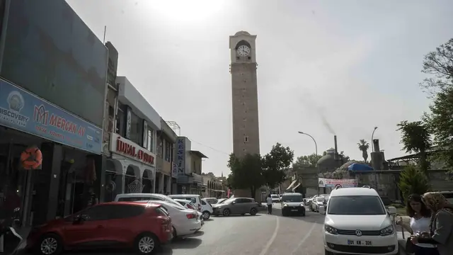 Saat kulesi çevresindeki cadde, Adana