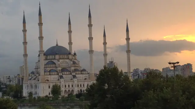Gün batımında Sabancı Merkez Camii, Adana