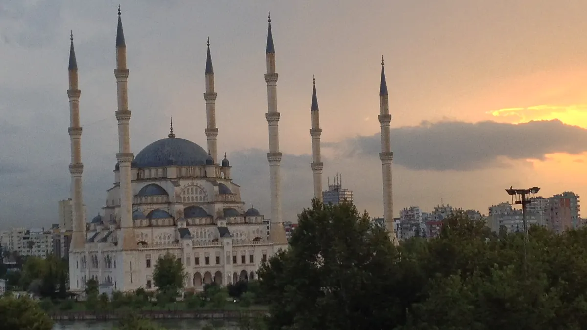 Gün batımında Sabancı Merkez Camii, Adana
