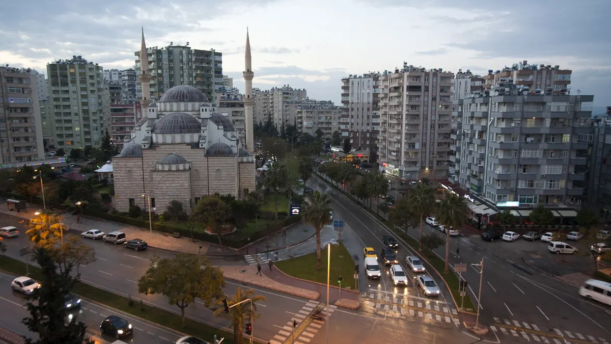 Adana’da yüksek binalar ve cami, şehir manzarası