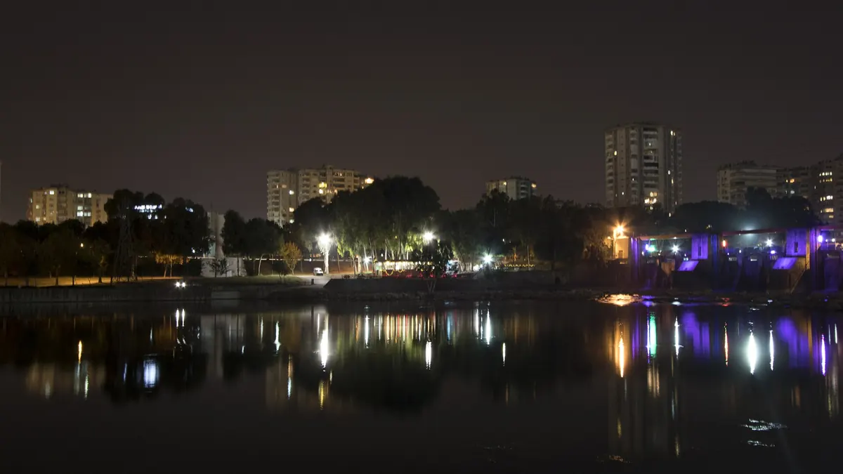 Gece Seyhan Nehri ve kıyıdaki ışıklar, Adana