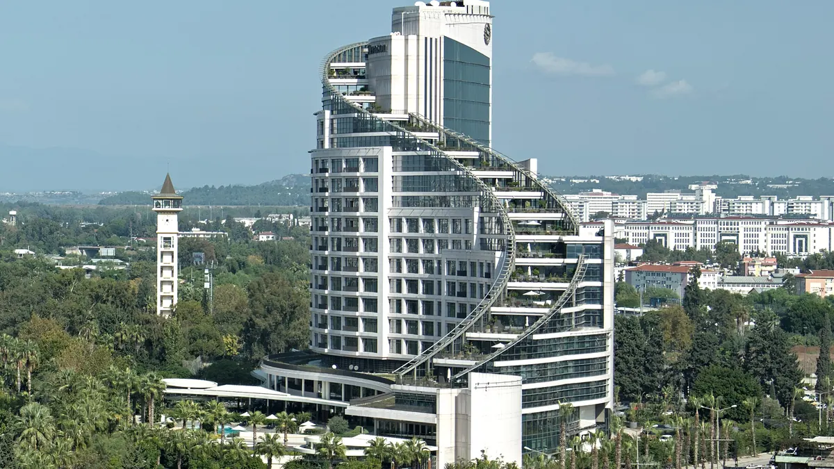 Seyhan Nehri kıyısında otel binası, Adana