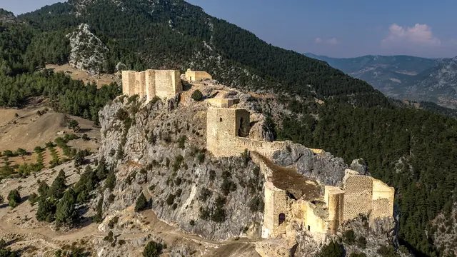 Feke Kalesi ve Toros vadisi