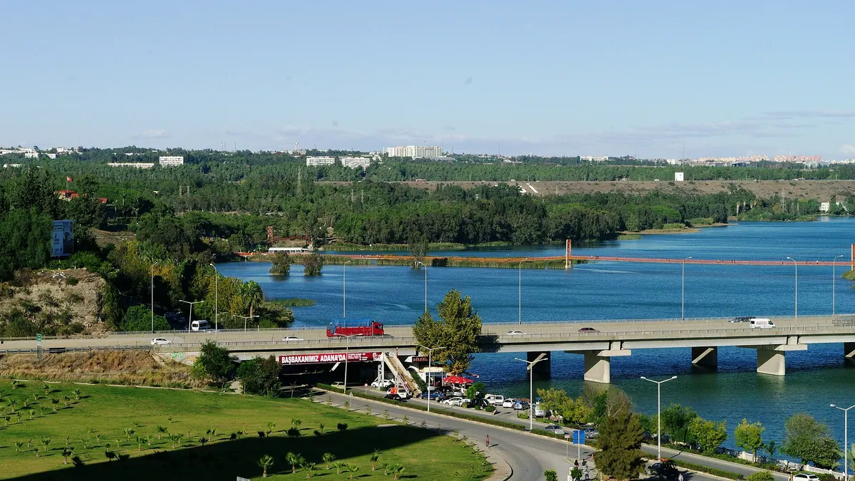 Seyhan Nehri üzerindeki köprü ve yeşil alanlar