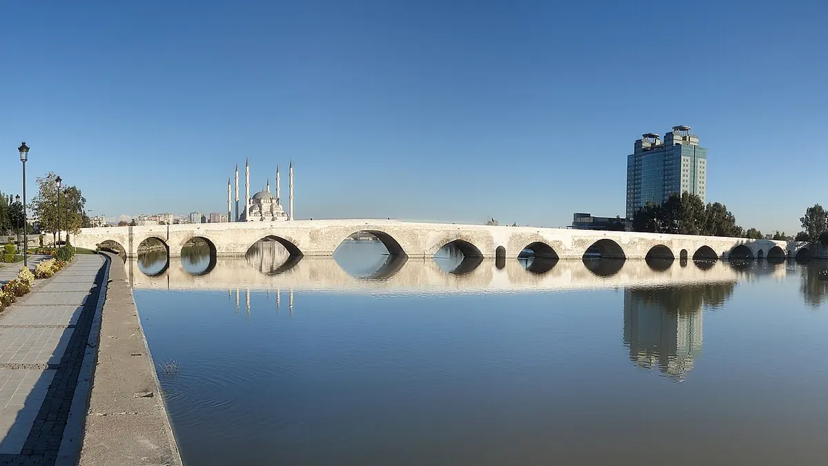 Seyhan Nehri üzerindeki tarihî Taşköprü, Adana
