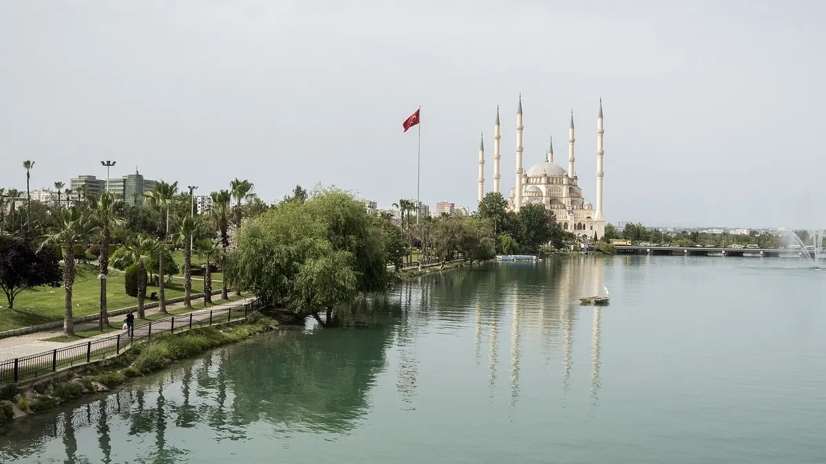 Taşköprü’den Sabancı Merkez Camii manzarası